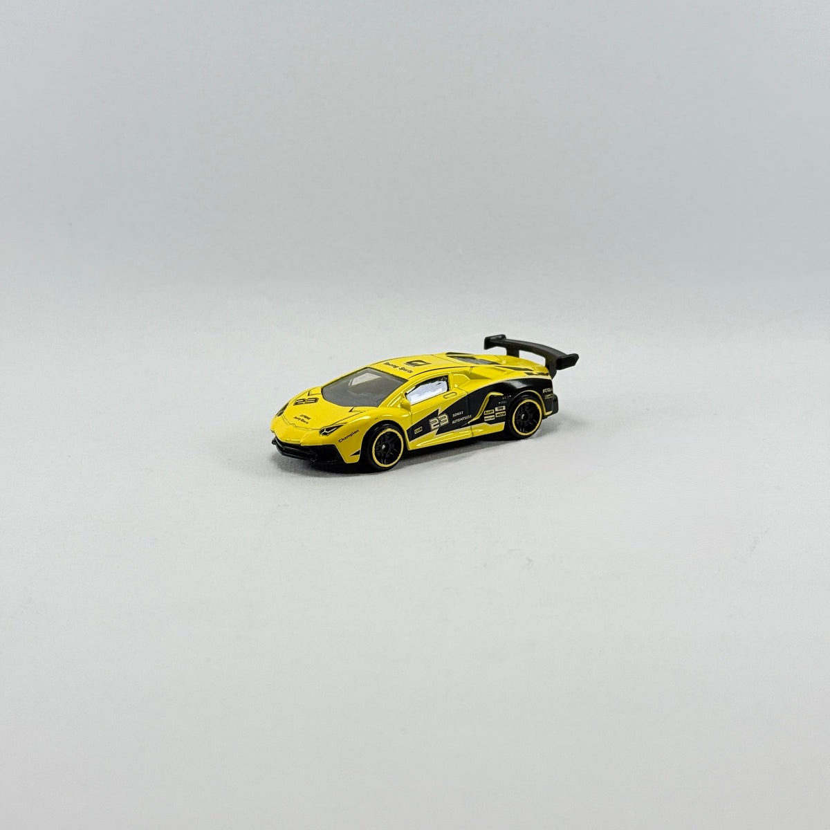 1:64 Die-Cast Supercar Racing Model